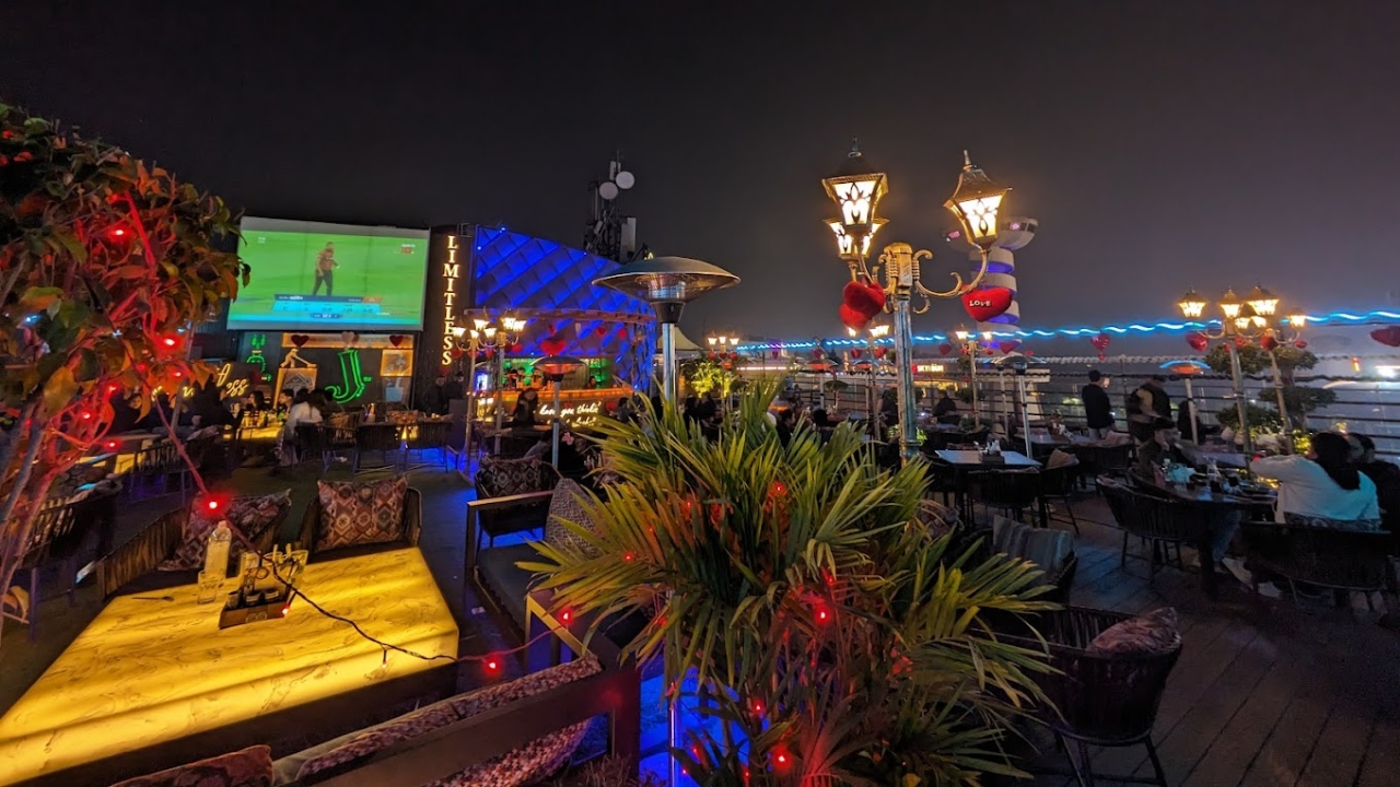 11 Best Rooftop Cafes in Delhi For An Enjoyable Experience - Frequip