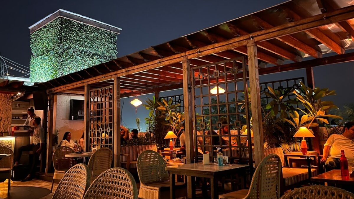 11 Best Rooftop Cafes in Delhi For An Enjoyable Experience - Frequip